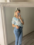 Camicia celeste a manica corta con fiori