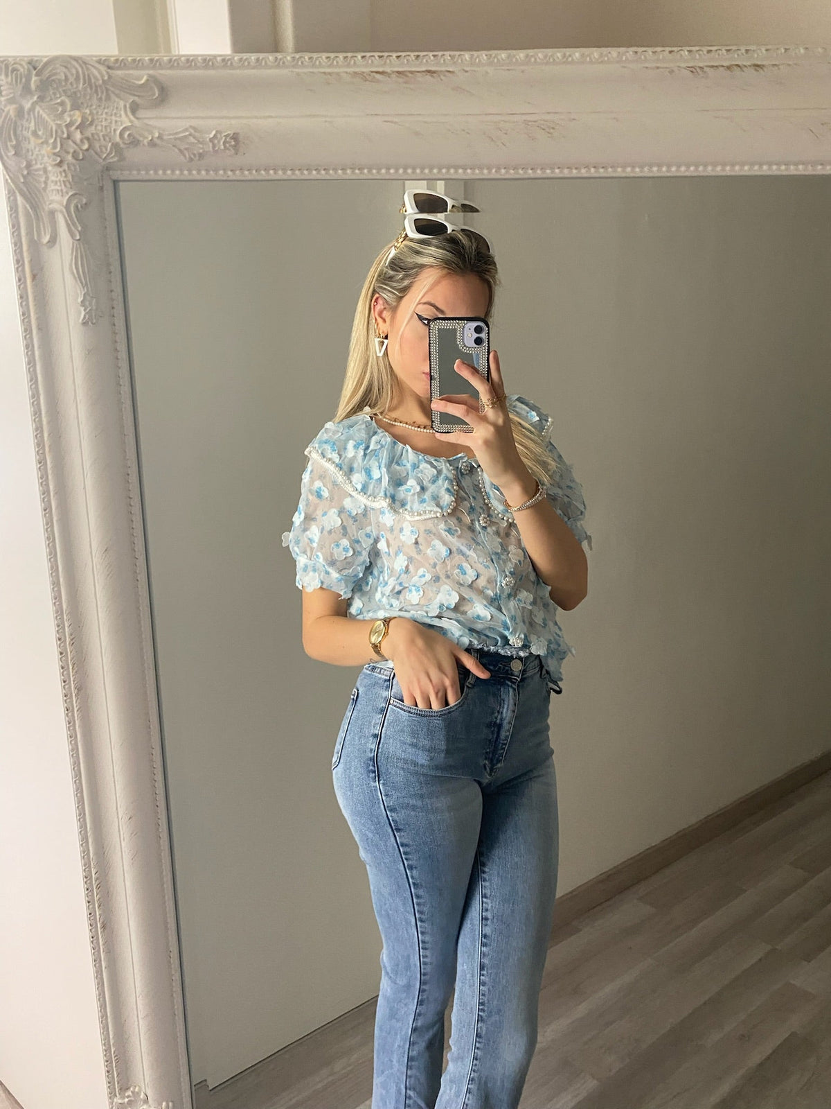 Camicia celeste a manica corta con fiori