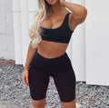 Completo sportivo top e pantaloncino aderenti