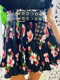 Short a pieghine con fiori grandi rosa