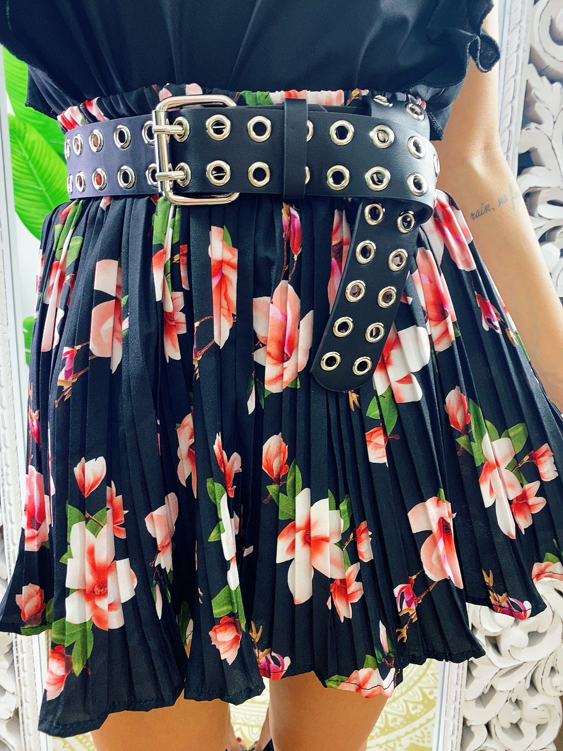 Short a pieghine con fiori grandi rosa