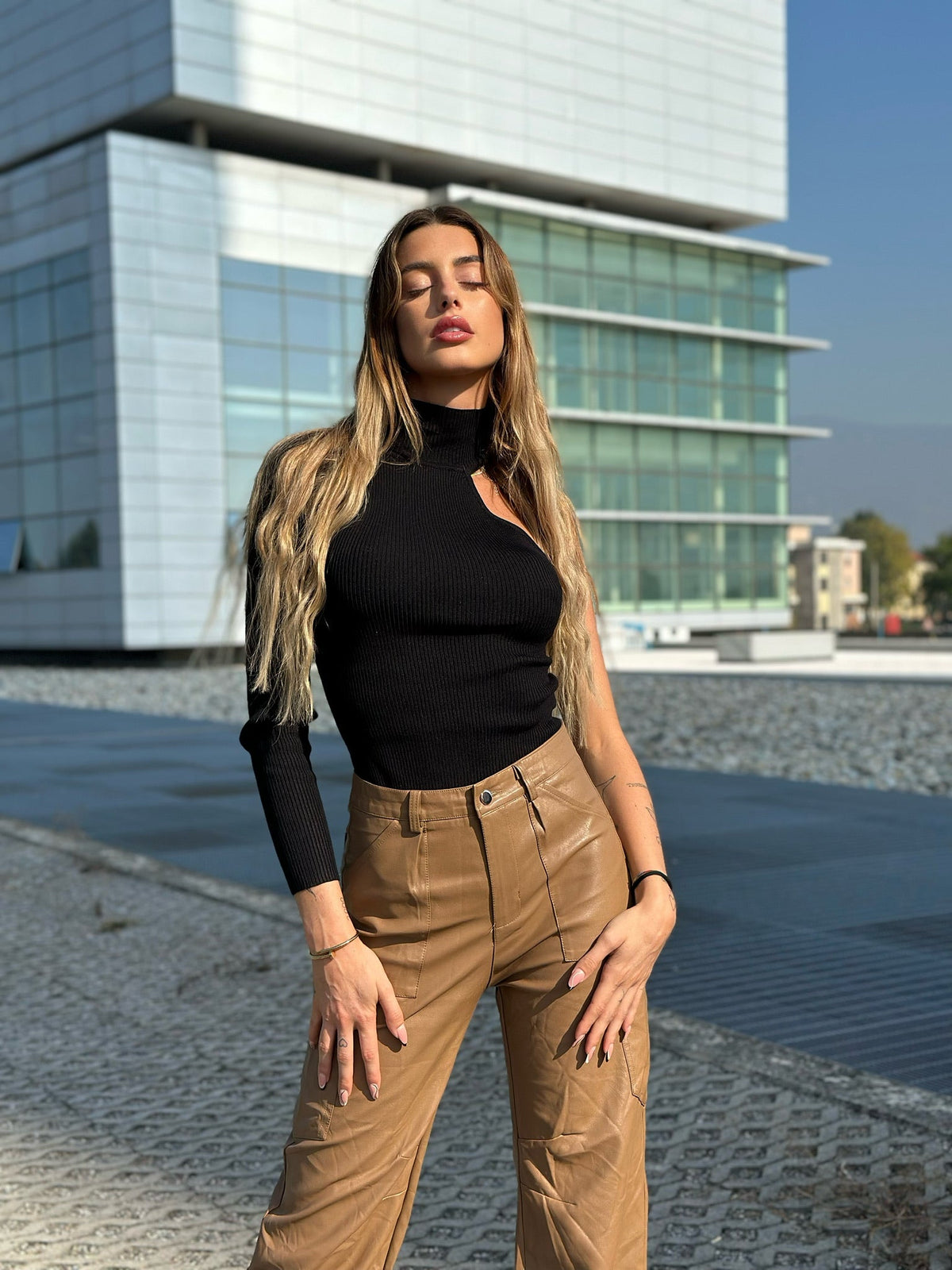 Top monospalla nero