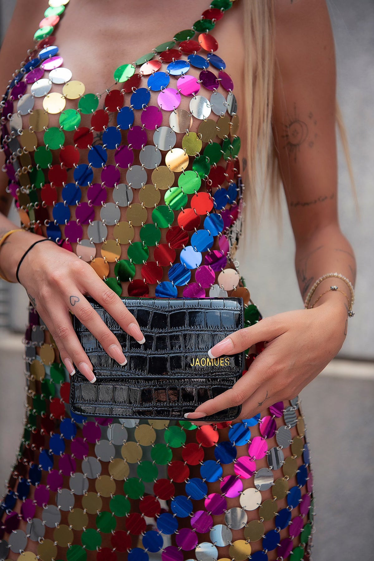 Abito con maxi paillettes multi color