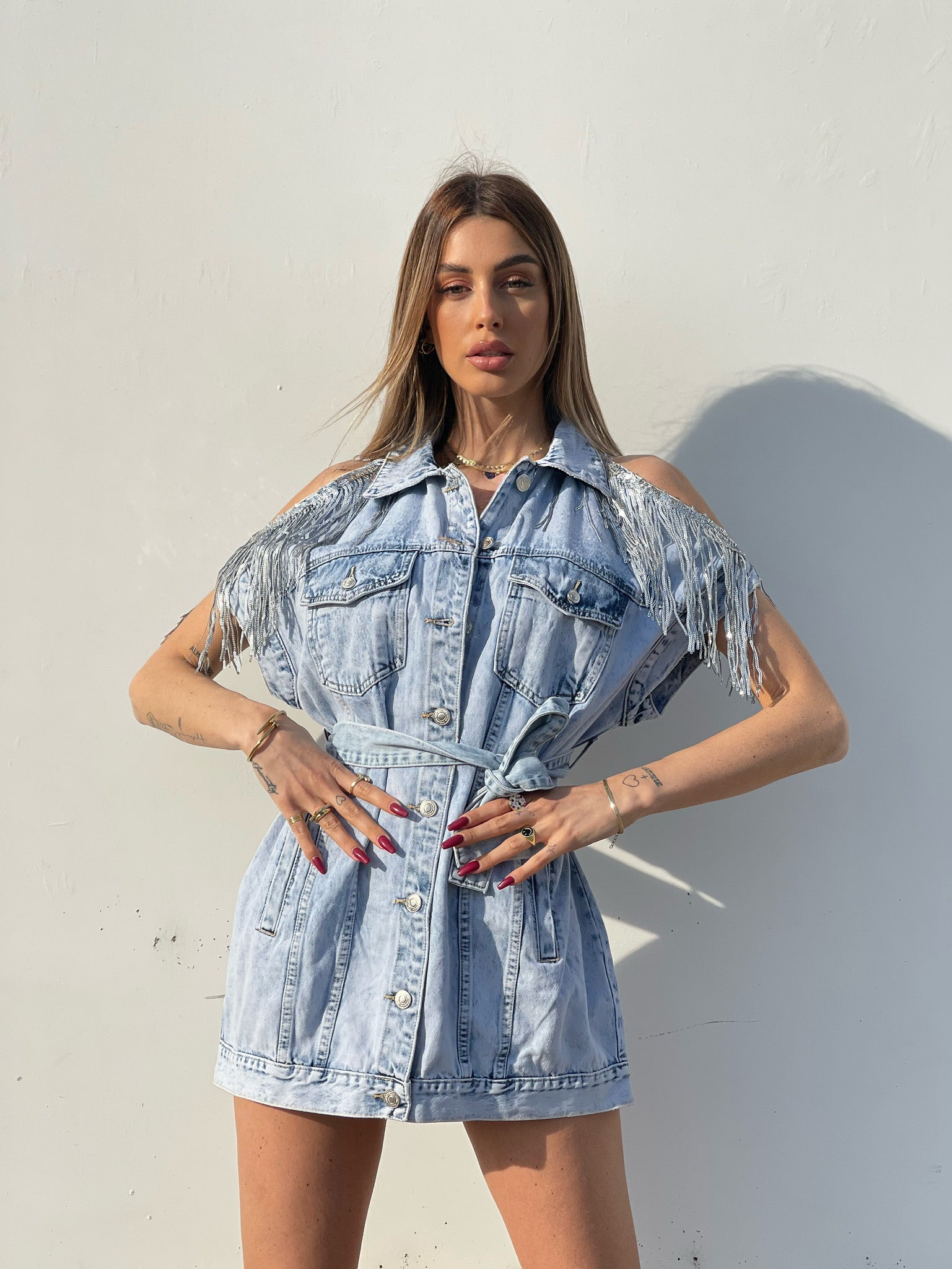 Abito in jeans con frange in paillettes