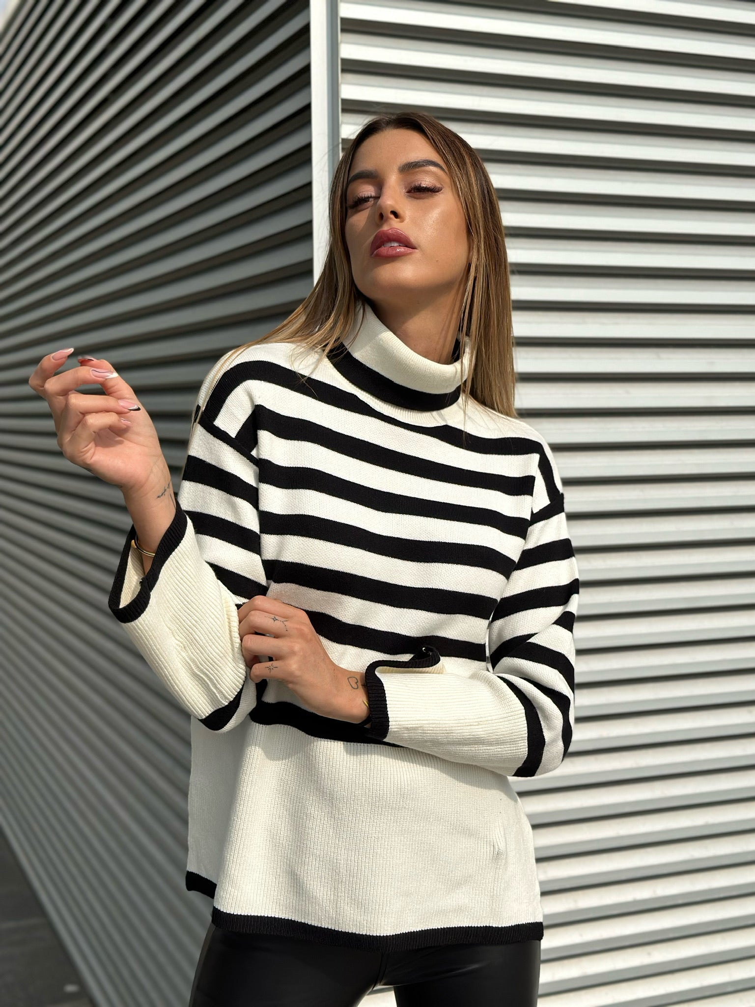Maglione a righe collo alto