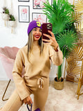 Completo maglia e pantalone largo camel