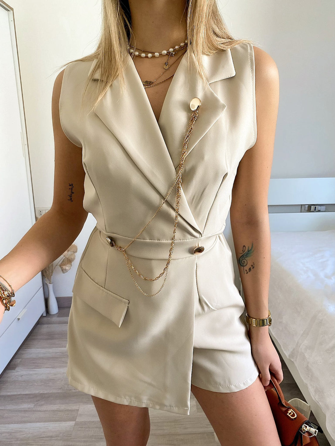 Tutina beige con catenina oro