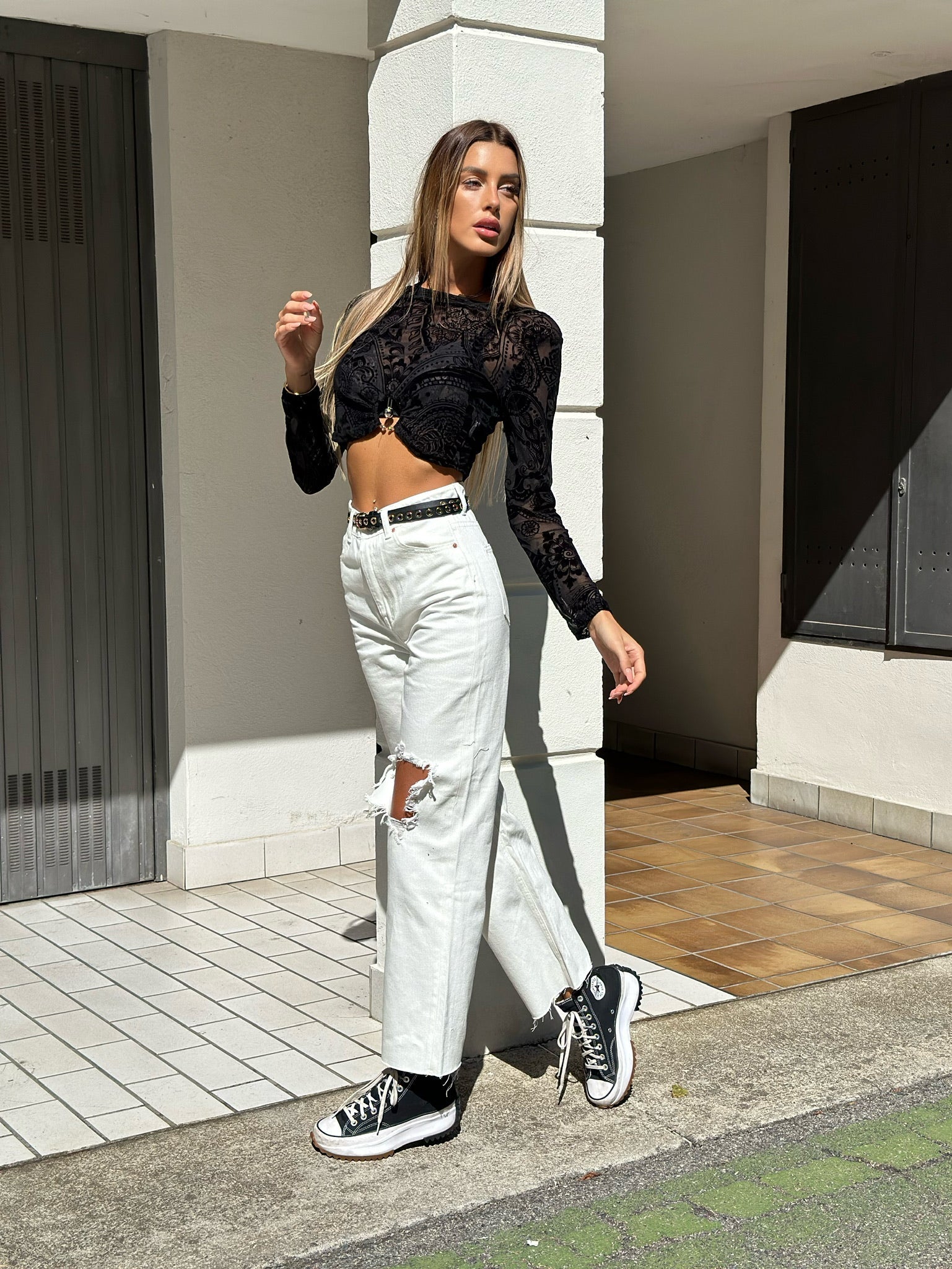 Jeans bianco con strappo