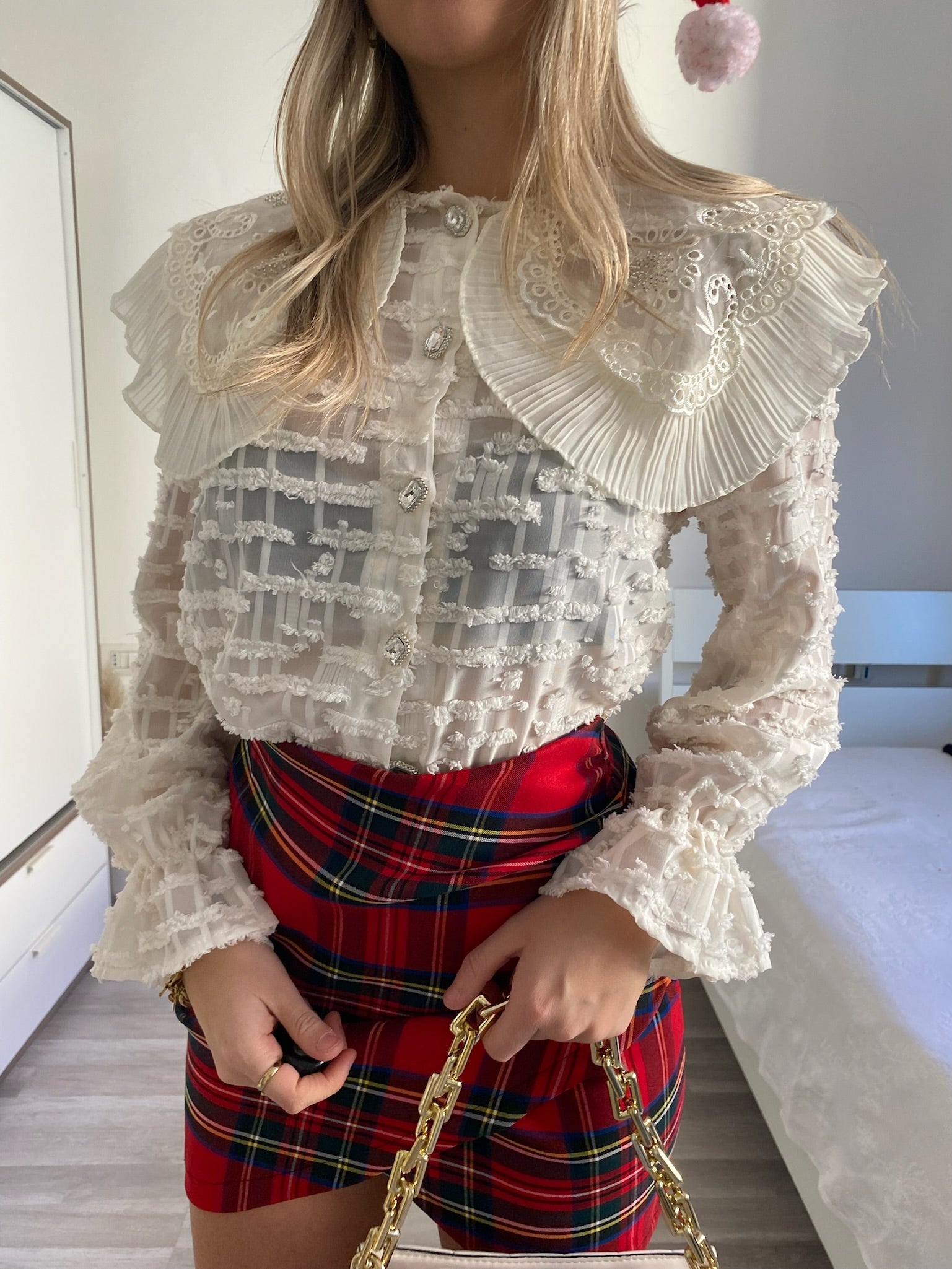 Camicia in pizzo beige con ricami