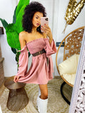 Abito con scollo a barchetta rosa