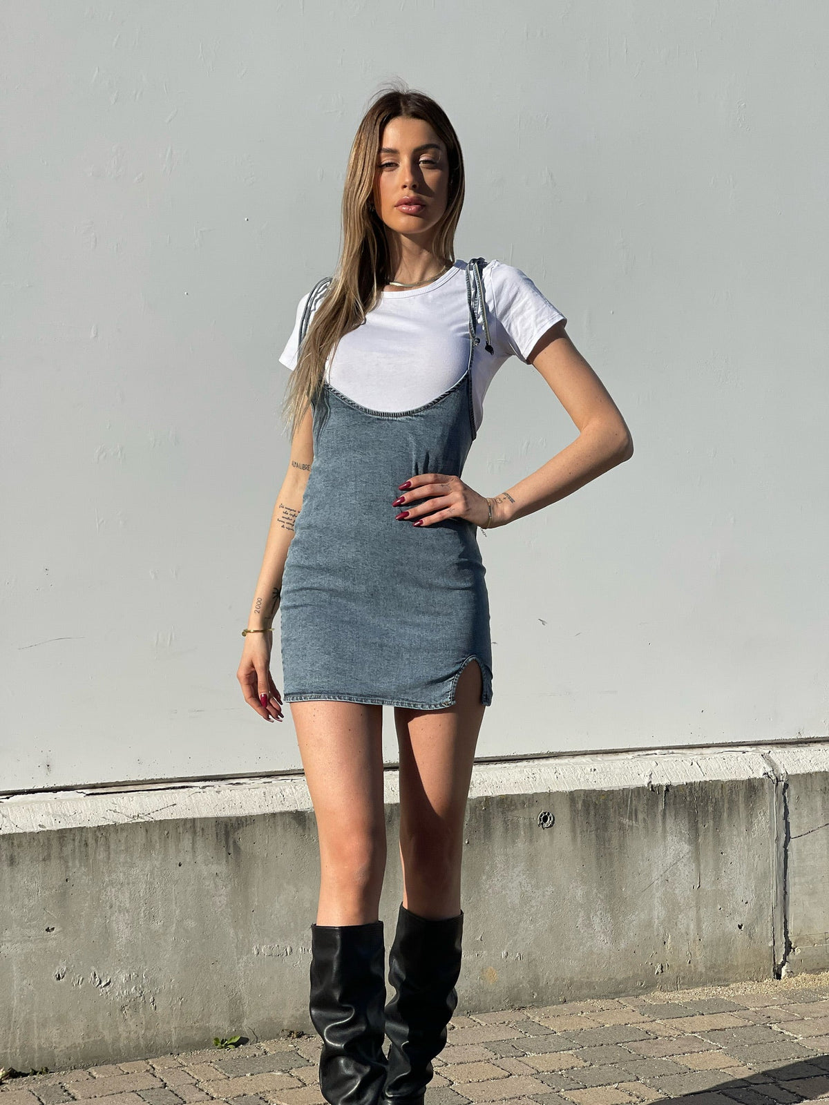 Abito in jeans con t-shirt