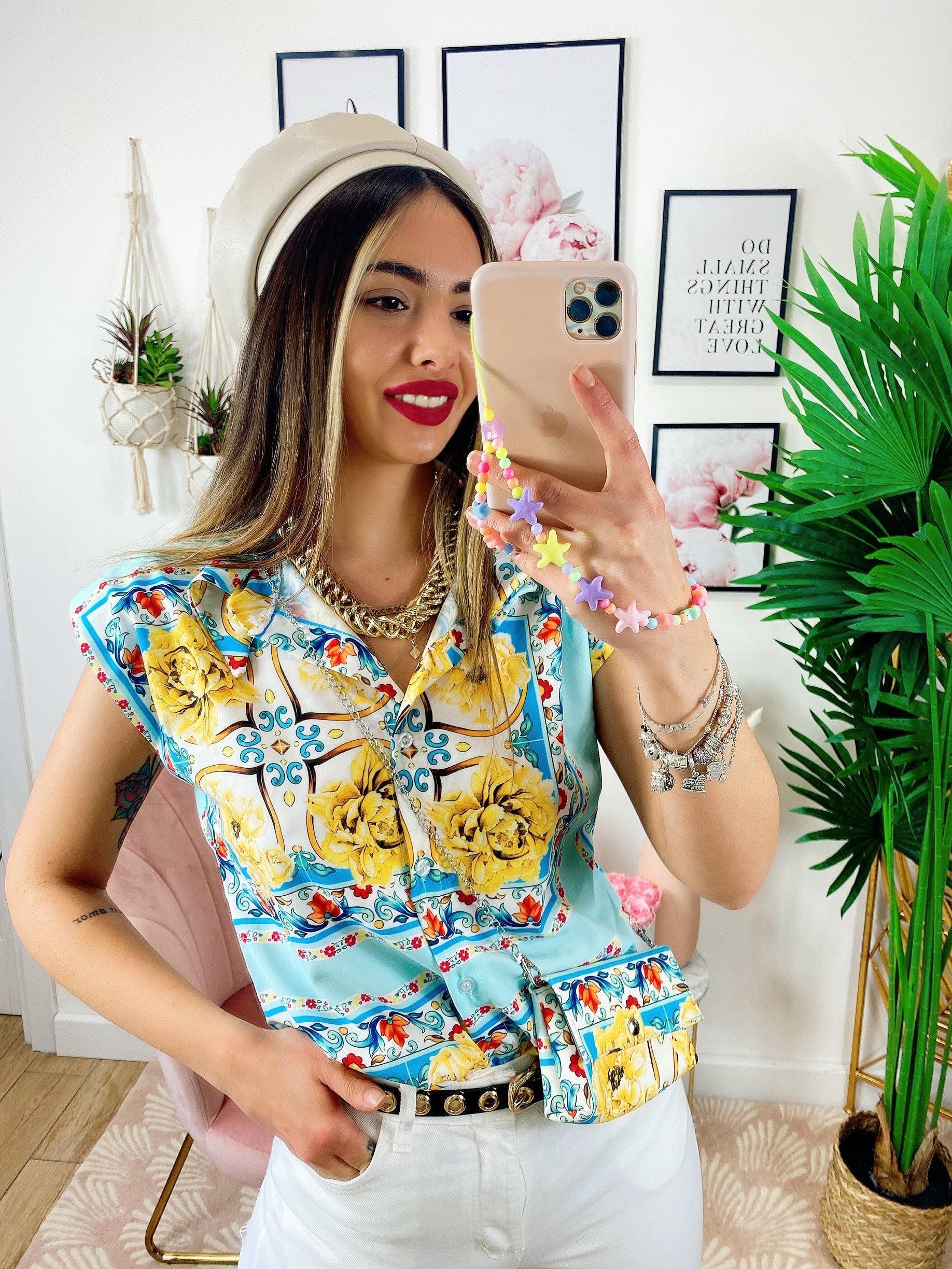 Camicia smanicata con borsetta base celeste