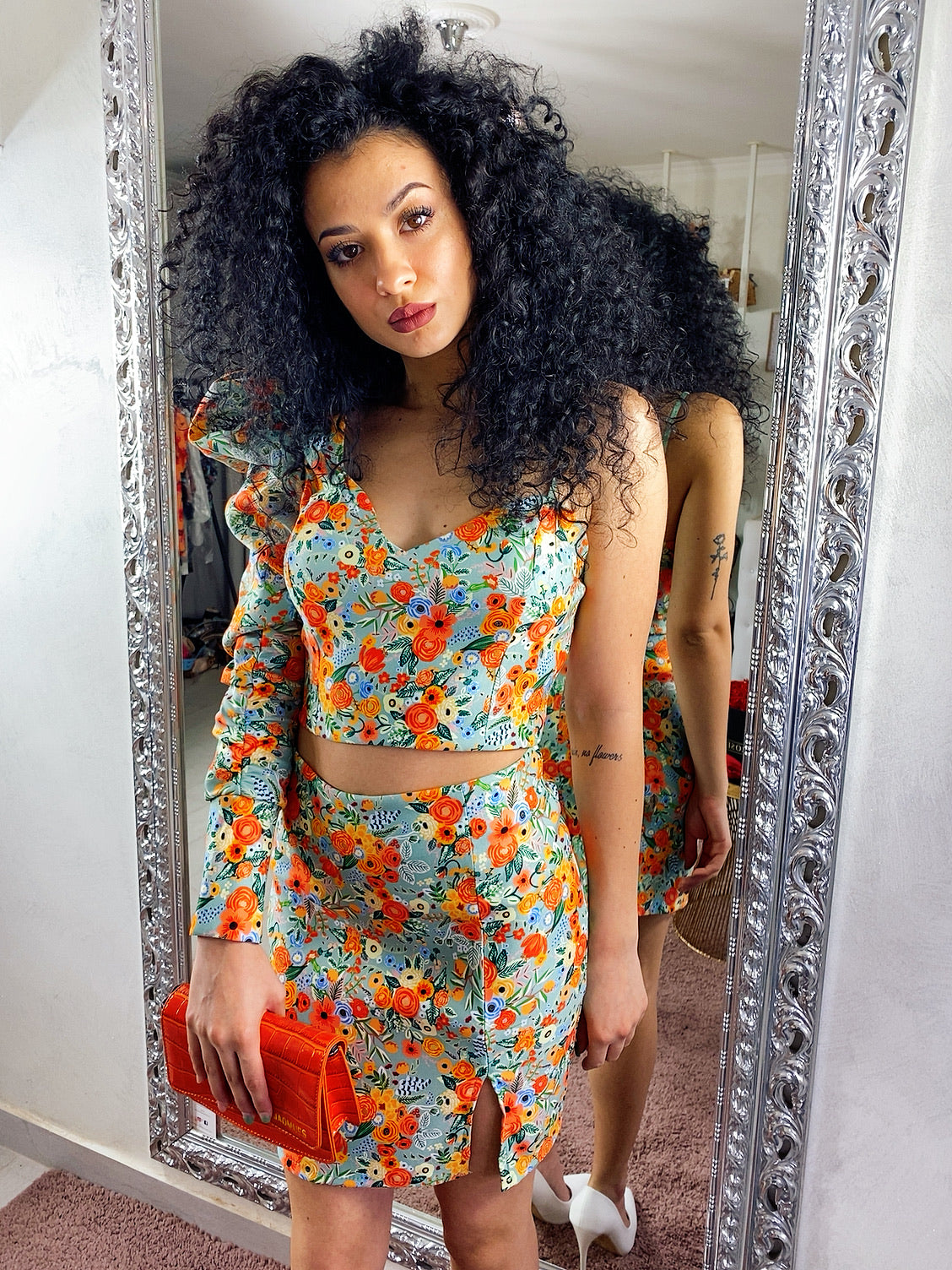 Completo top e gonna a fiori arancio base bianca manica bombata