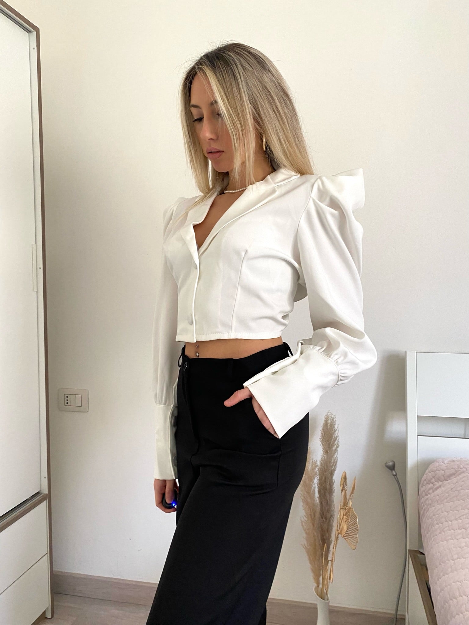 Camicia crop bianca con maniche a palloncino