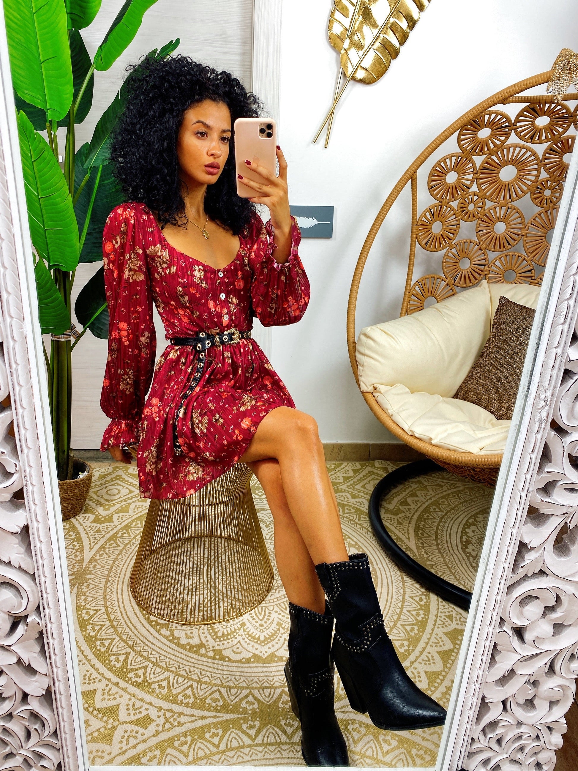 Abito bordeaux scollato con fiori rossi
