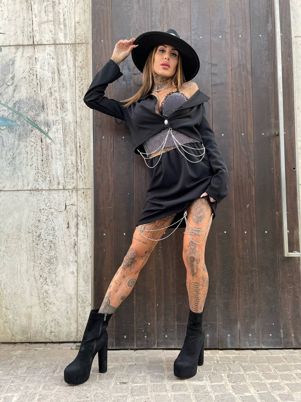 Completo giacca crop e gonna con catene