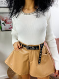 Short in eco pelle con tasche Camel