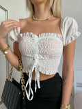 Top crop arricciato con manichina bianco
