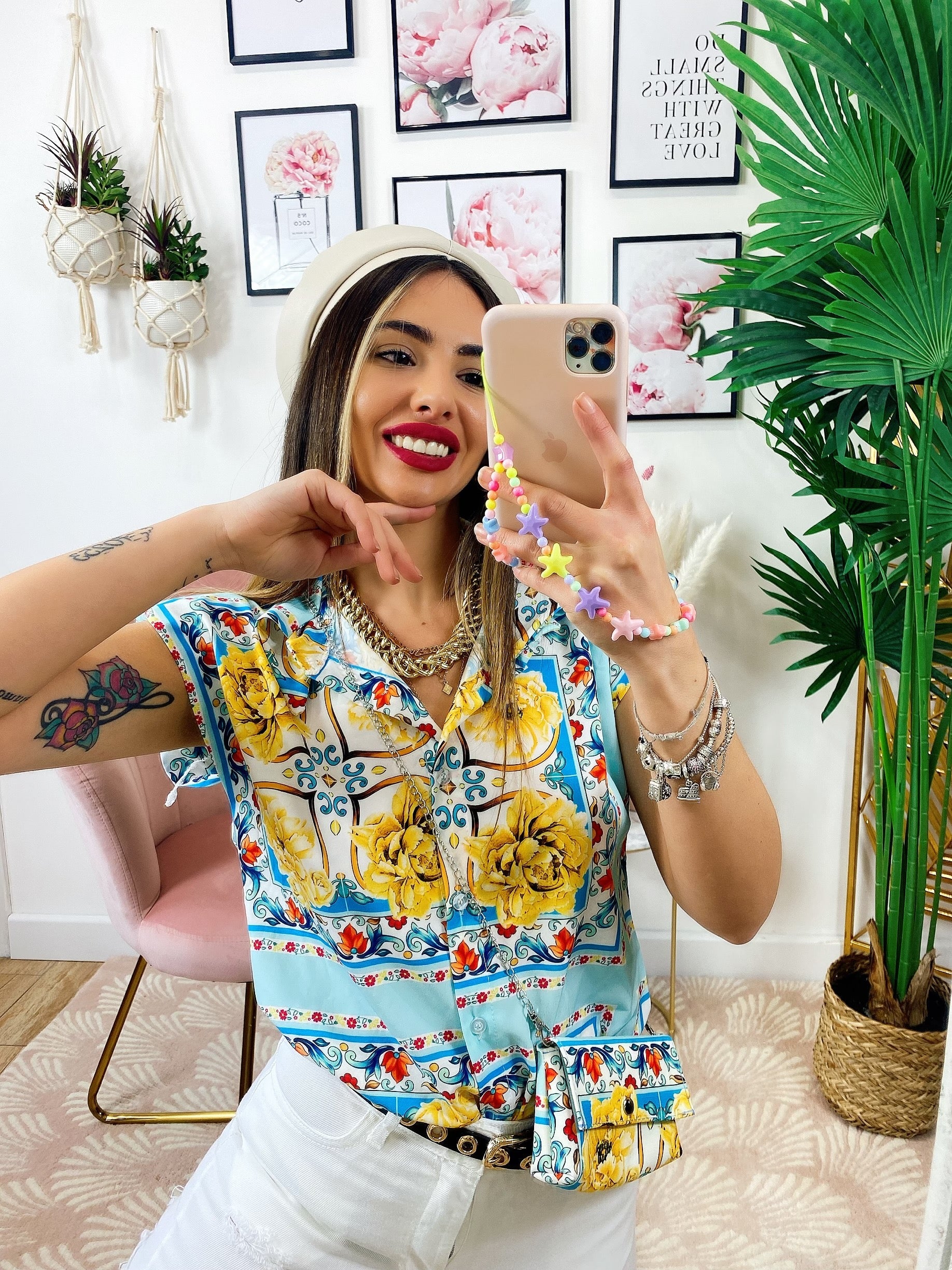 Camicia smanicata con borsetta base celeste