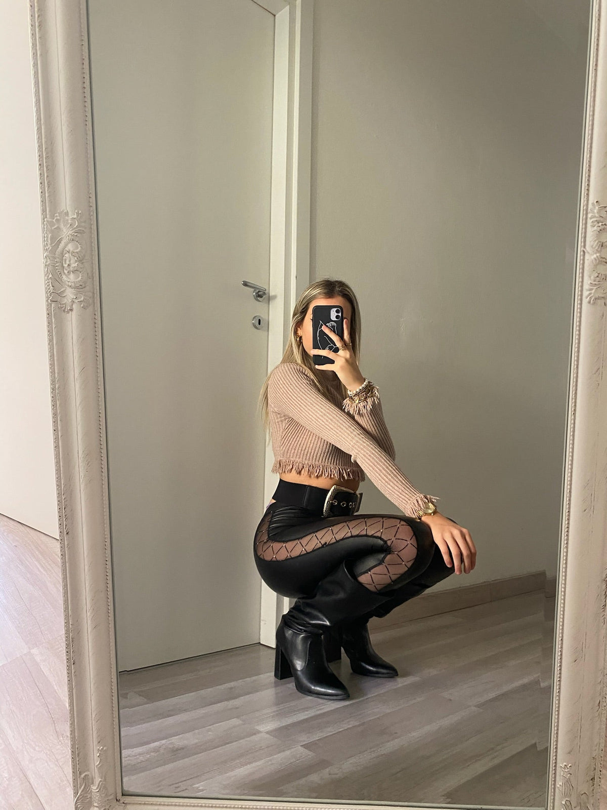Pantalone in ecopelle con trasparenze