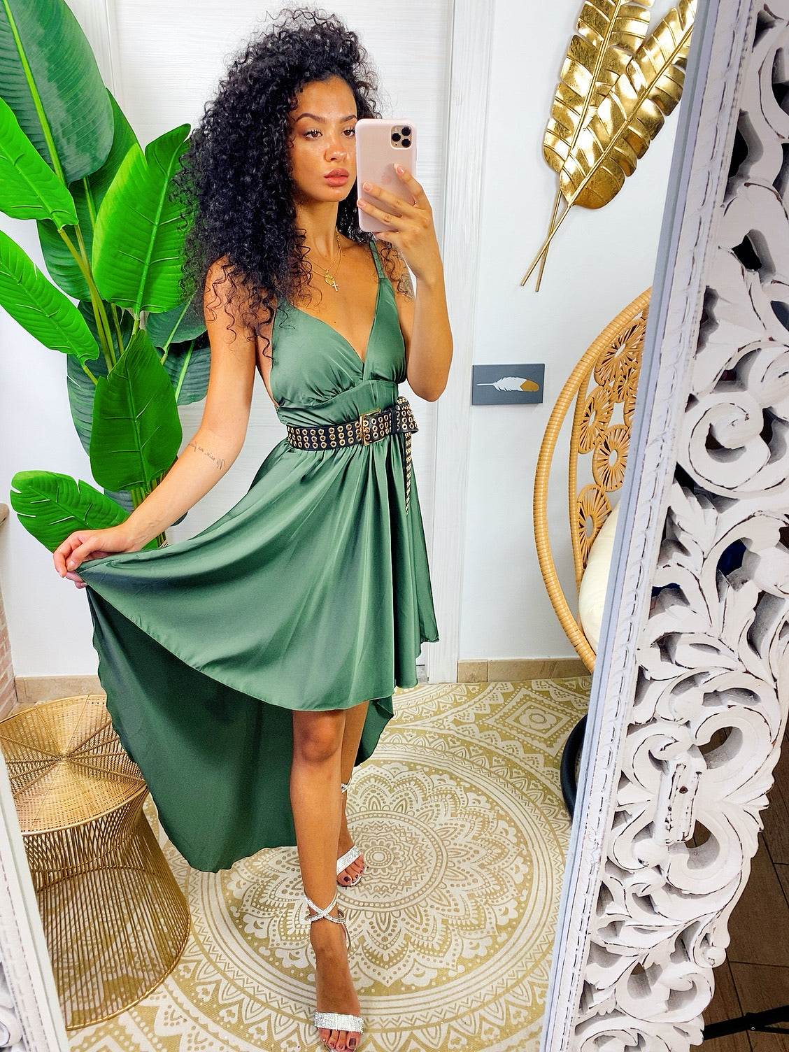 Abito in raso con gonna asimmetrica verde militare