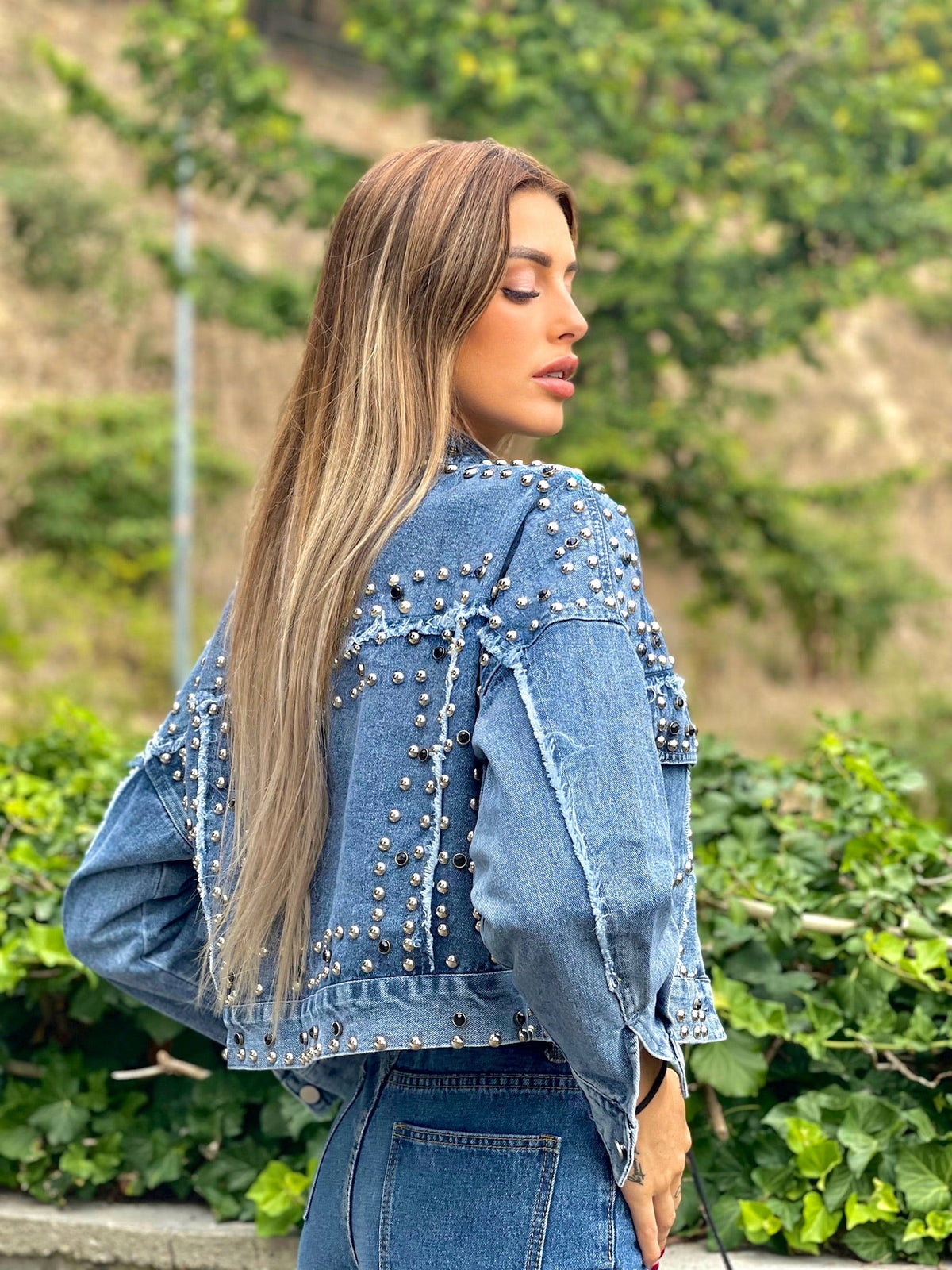 Giaccone di jeans con borchie
