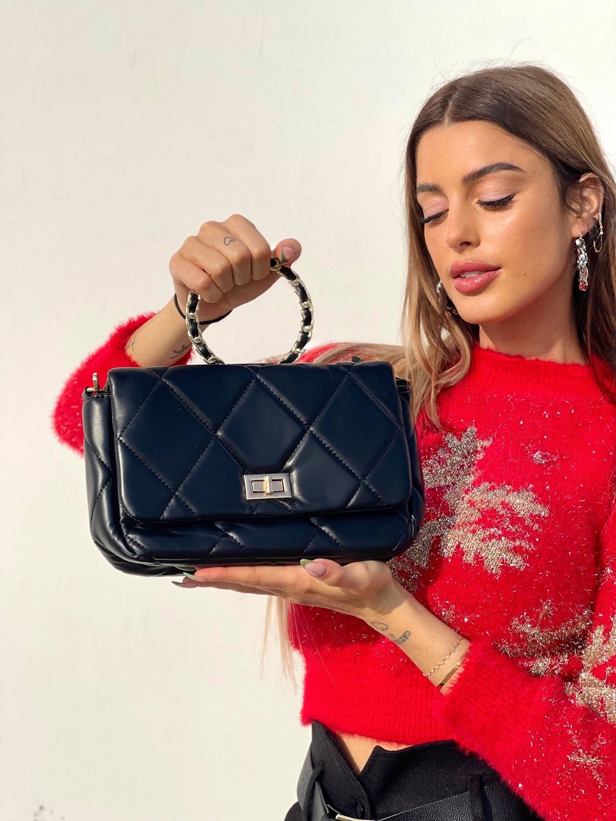 Borsa nera con manico e tracolla