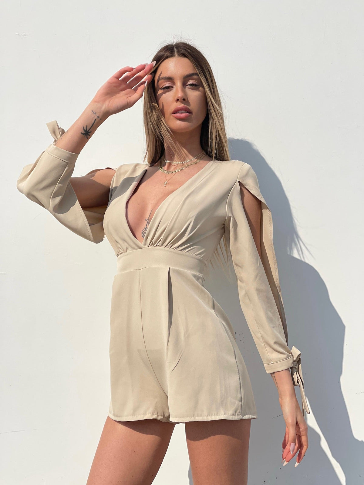 Tutina beige con fiocchetti