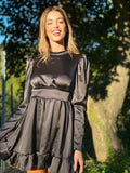 Abito in raso nero con schiena aperta