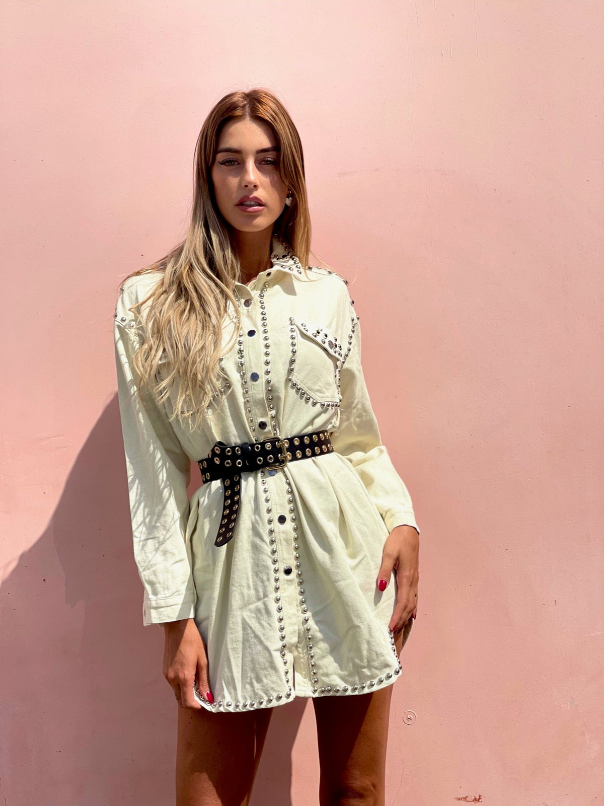 Abito con borchie manica lunga beige