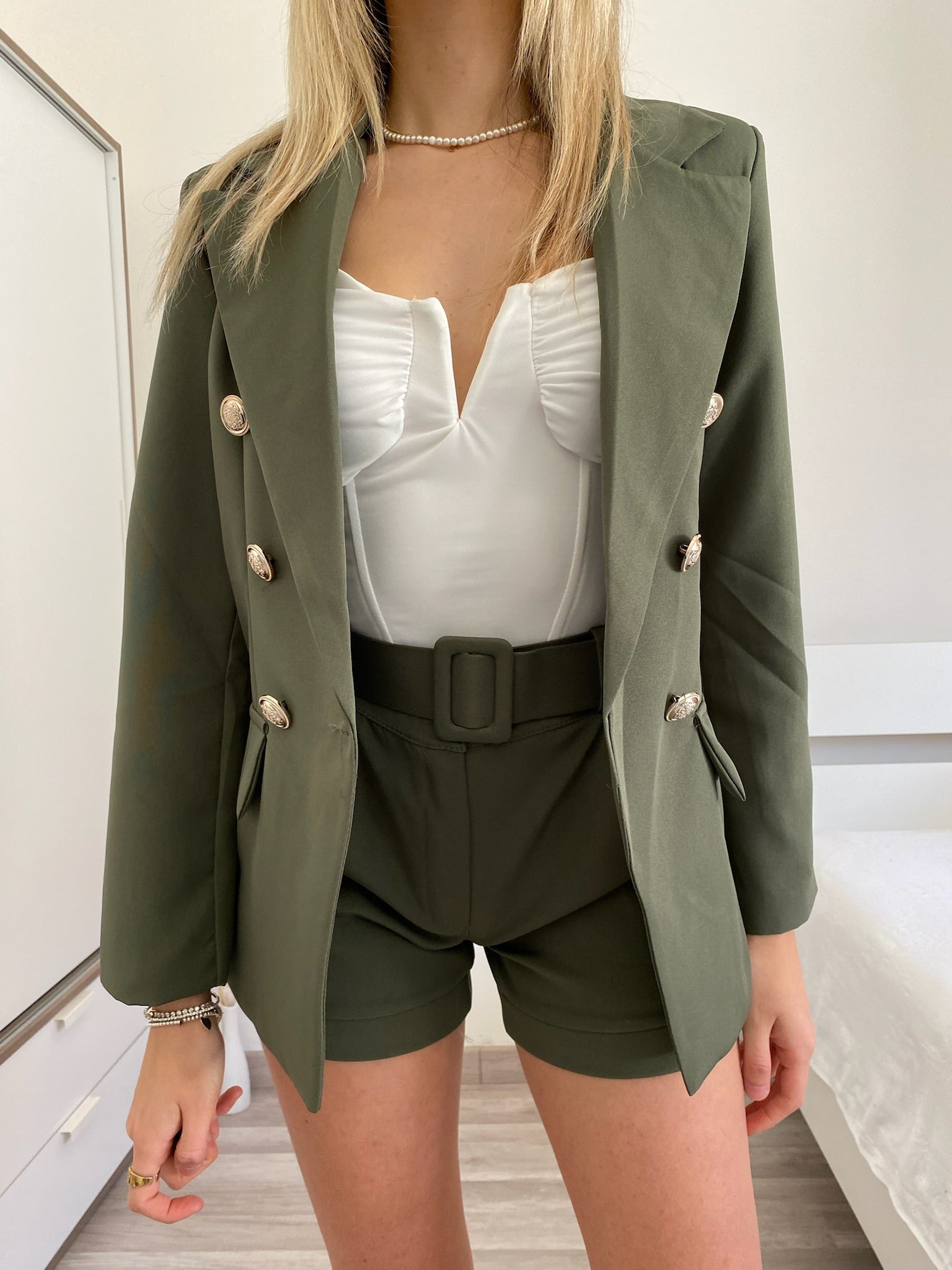 Completo giacca con bottoni e short verde militare