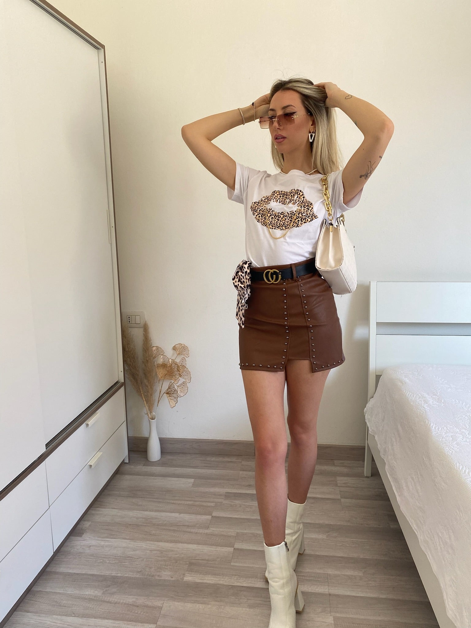 Gonna con borchie e cintura camel
