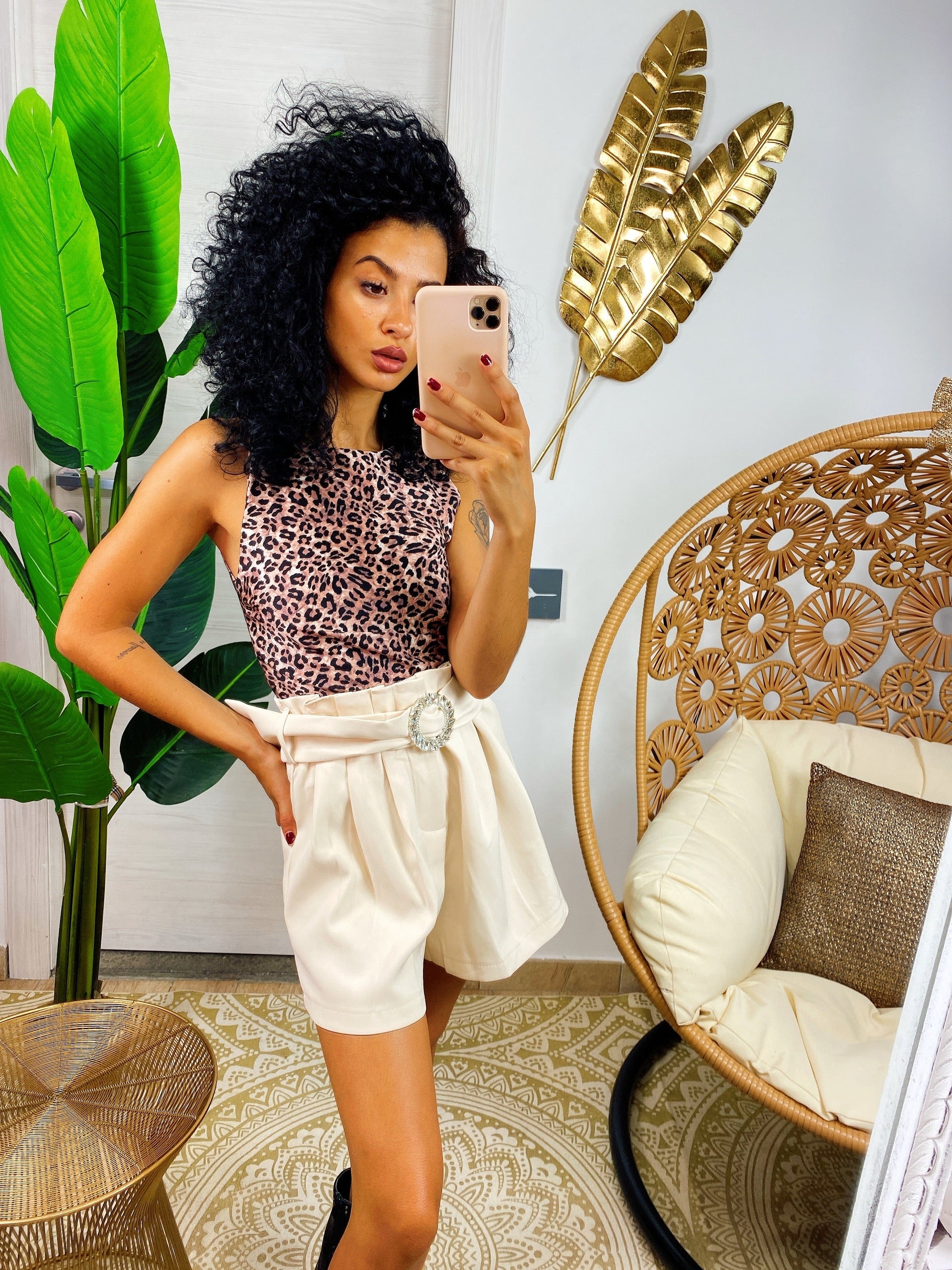 Short beige con cintura gioiello