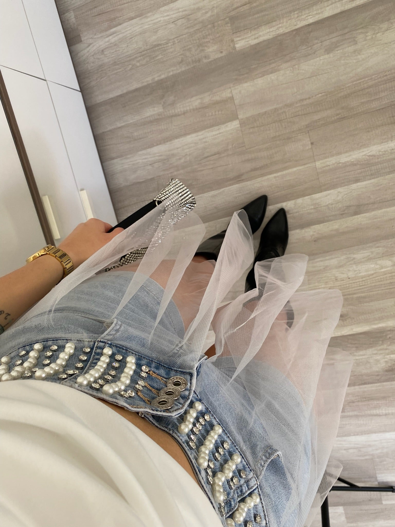 Short in jeans con perle e tulle