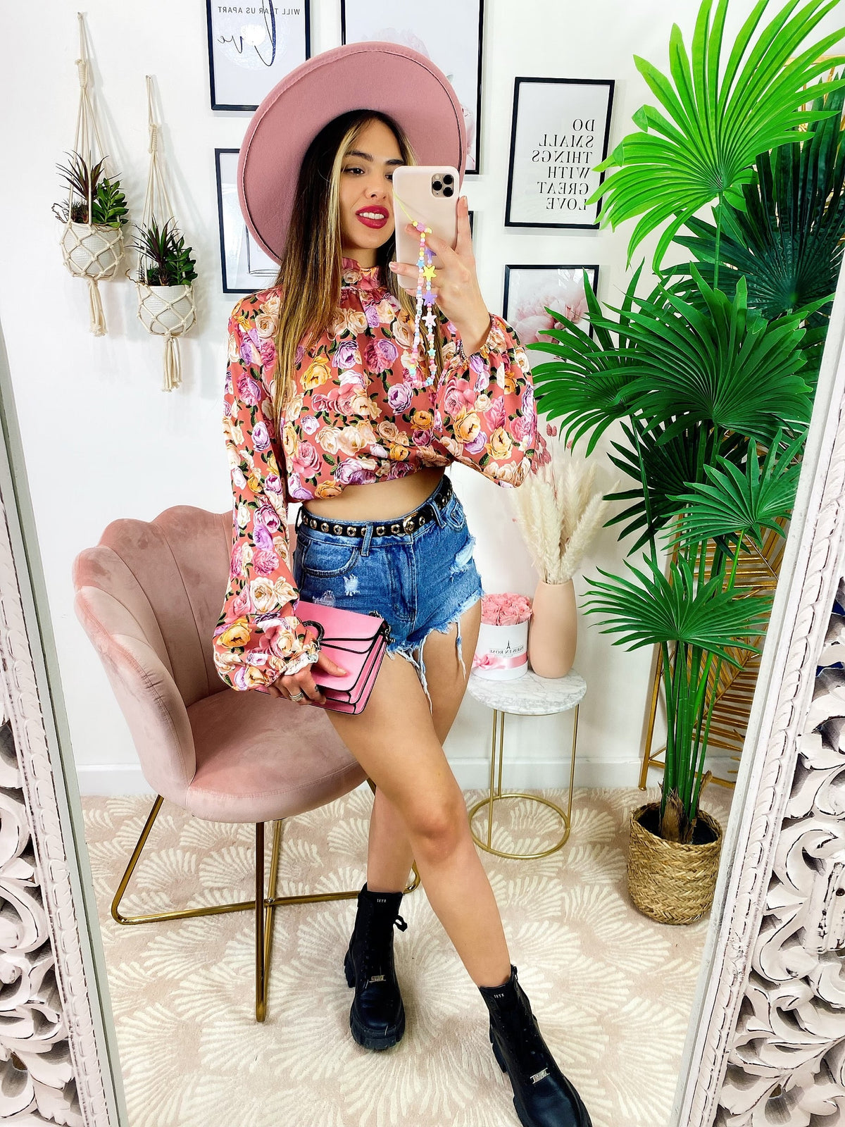Top crop con rose rosa