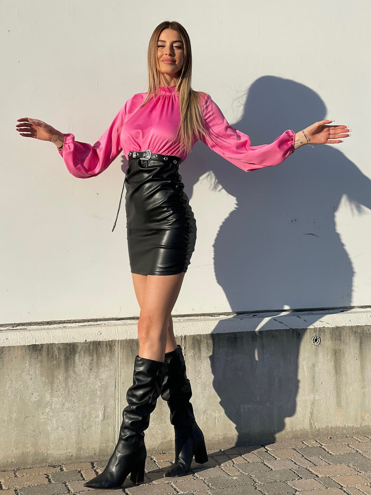 Abito con camicia di raso Fuxia e gonna in ecopelle