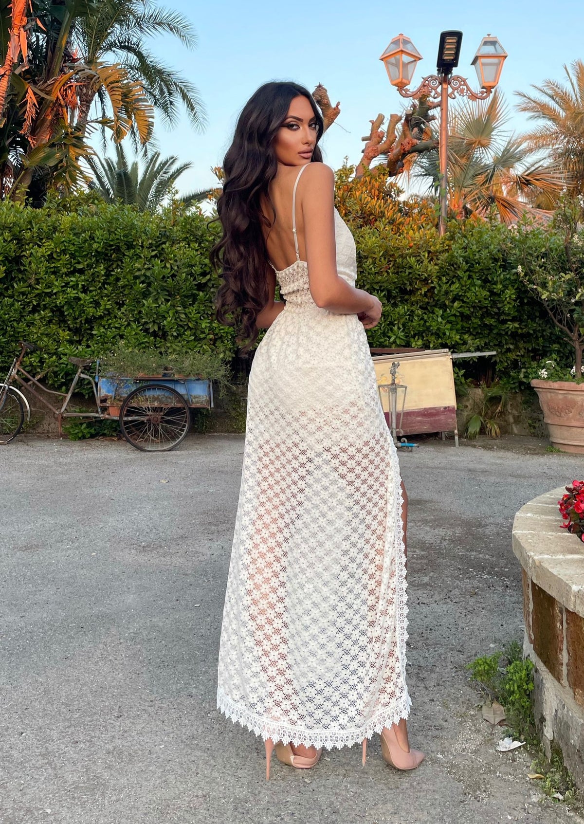 Tutina con maxi gonna in pizzo bianco