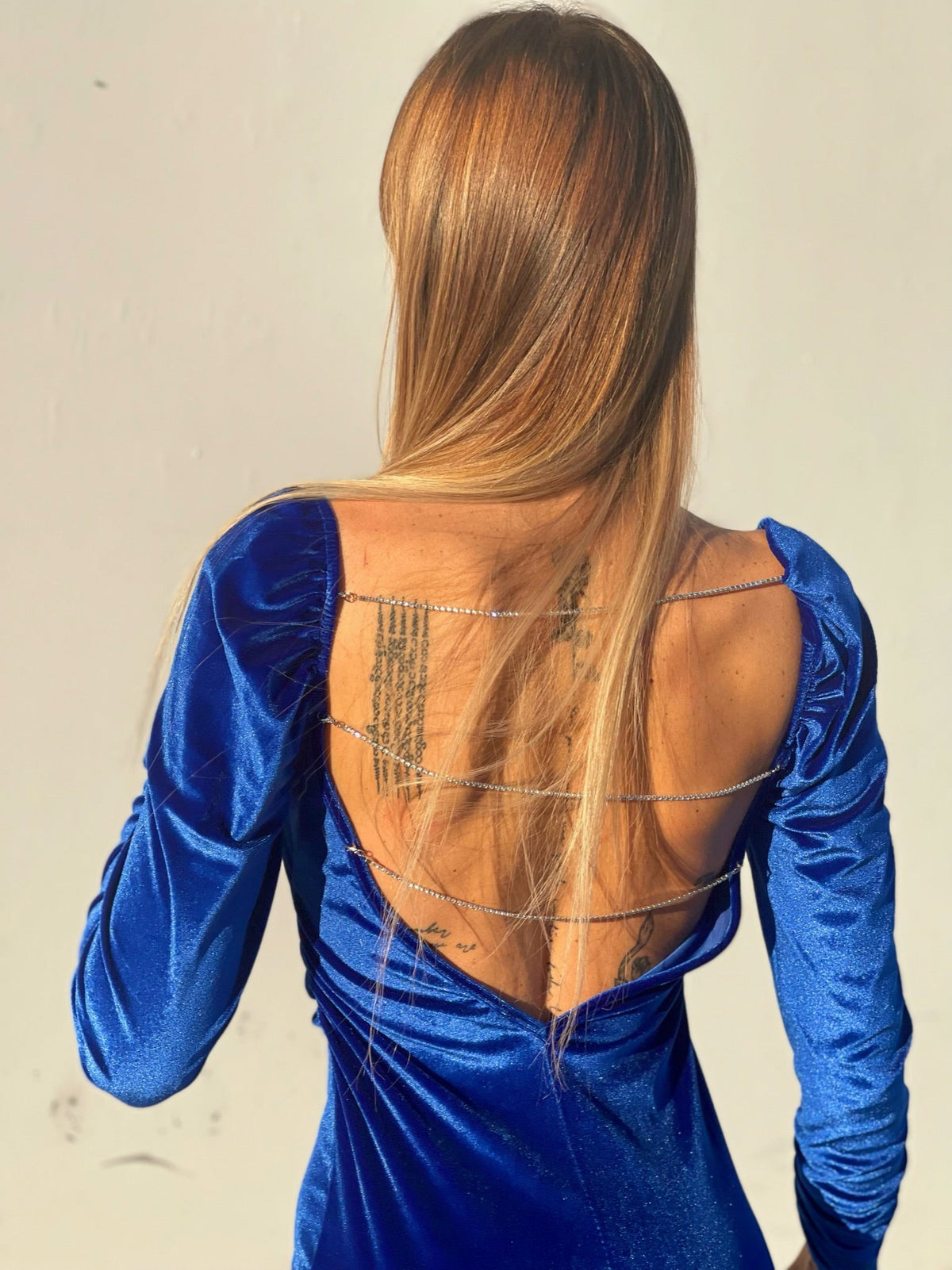 Abito in velluto blu elettrico con schiena aperta