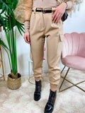 Pantalone con tasche laterali e cintura beige