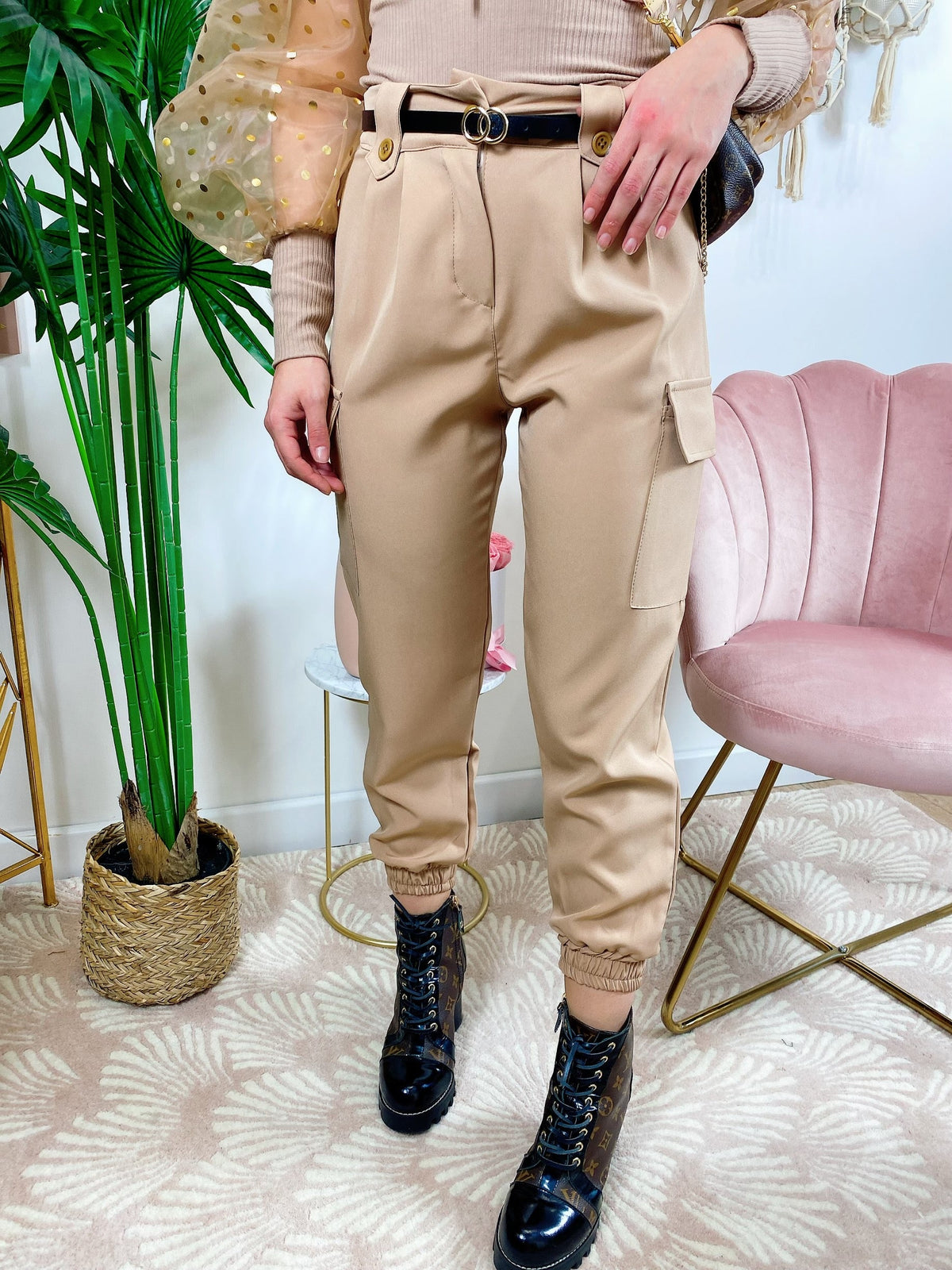Pantalone con tasche laterali e cintura beige