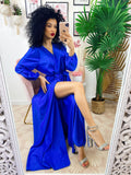 Abito in raso con maxi spacco manica lunga blu
