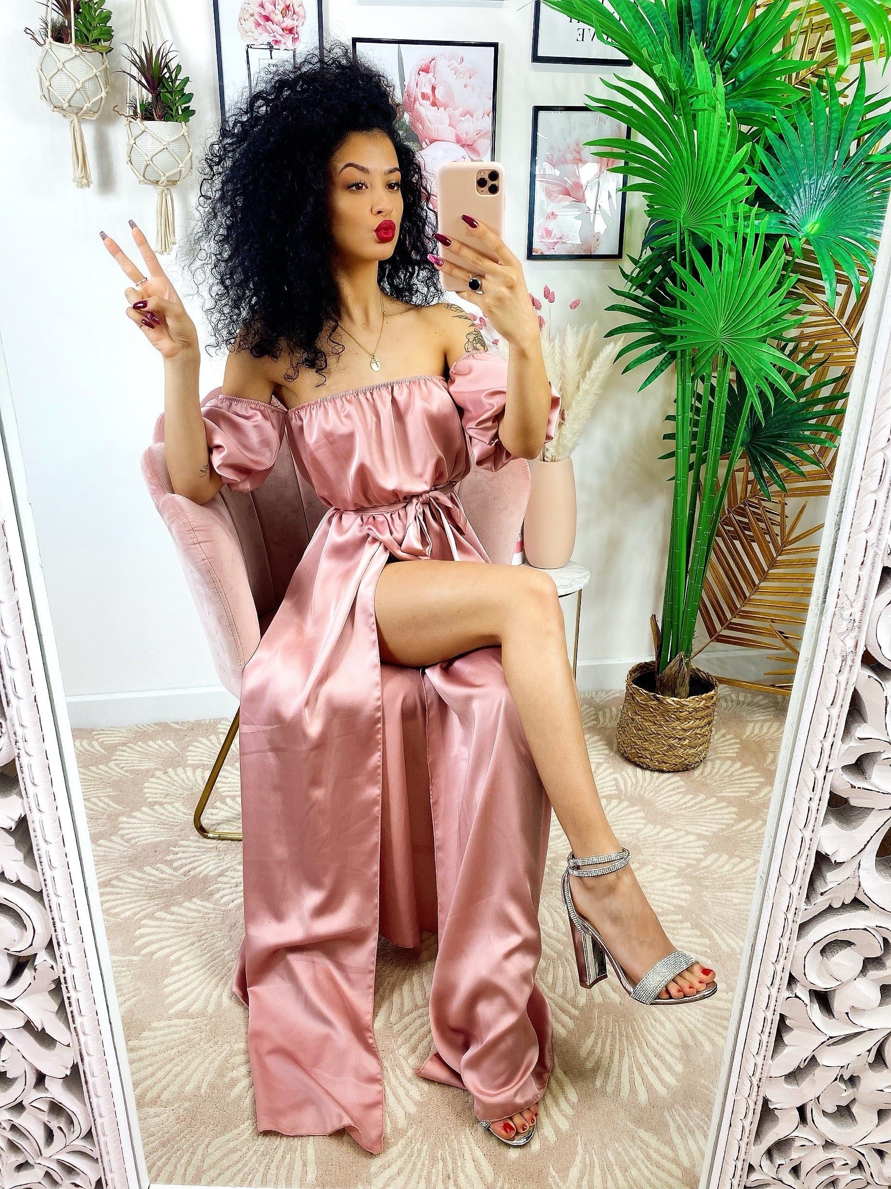 Abito in raso con maxi spacco rosa