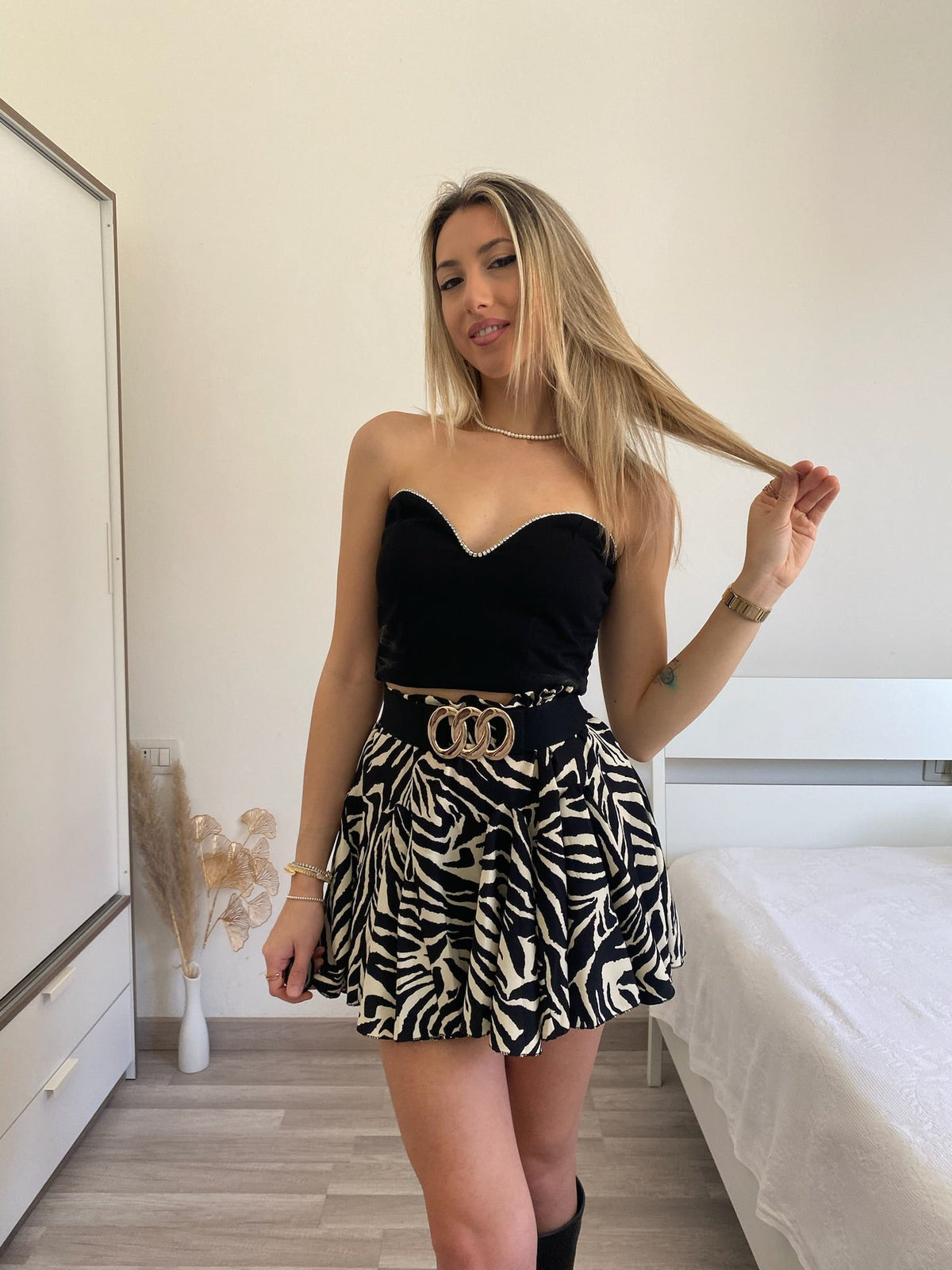 Top scollo a cuore con strass nero