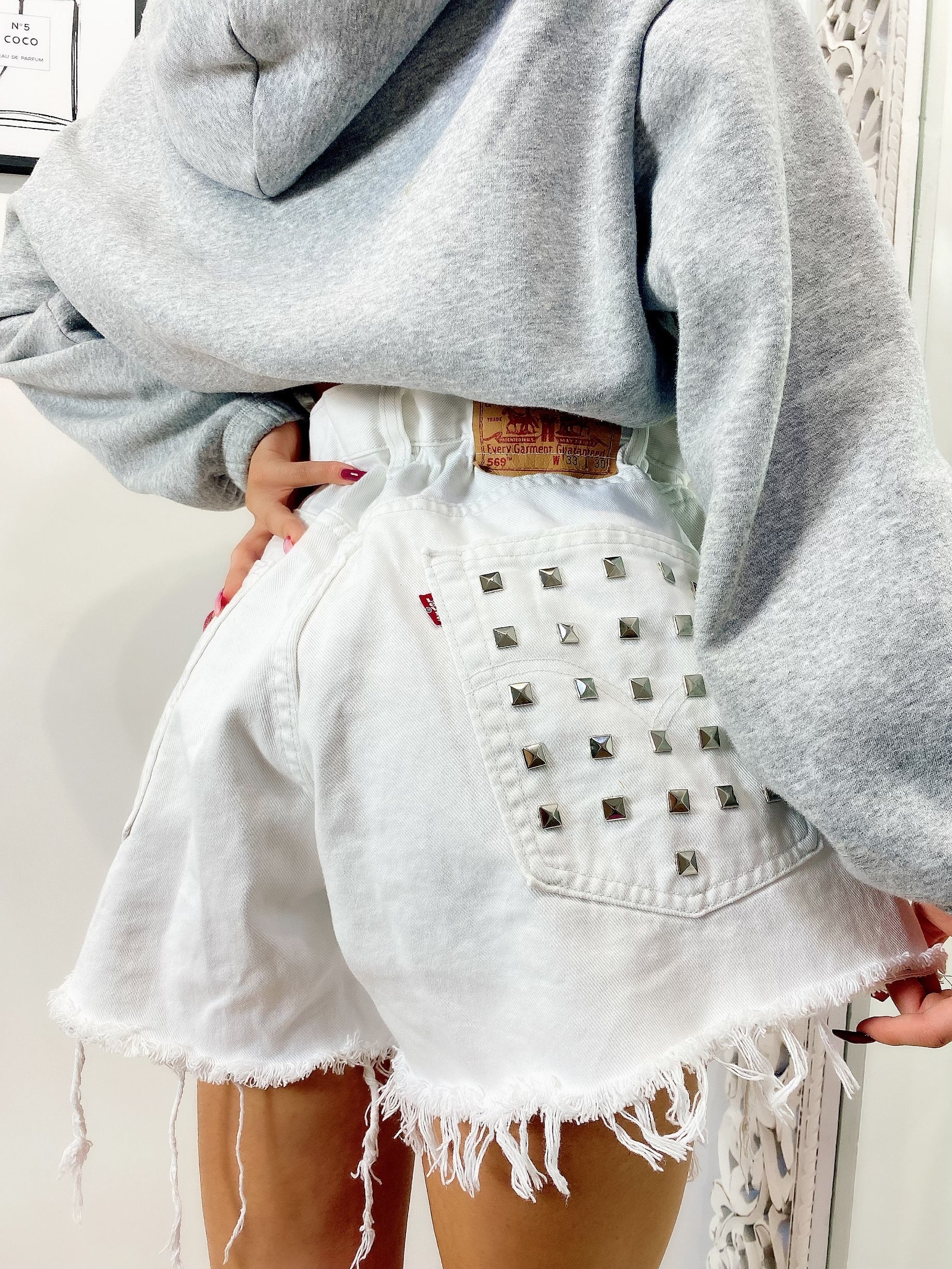 Short Levi’s Vintage bianco con borchie