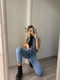 Jeans con strappo e borchie