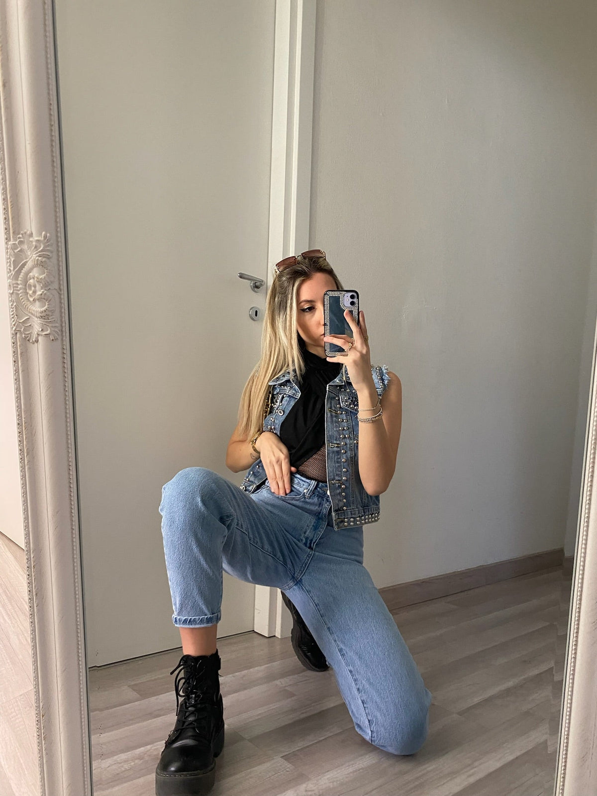 Jeans con strappo e borchie