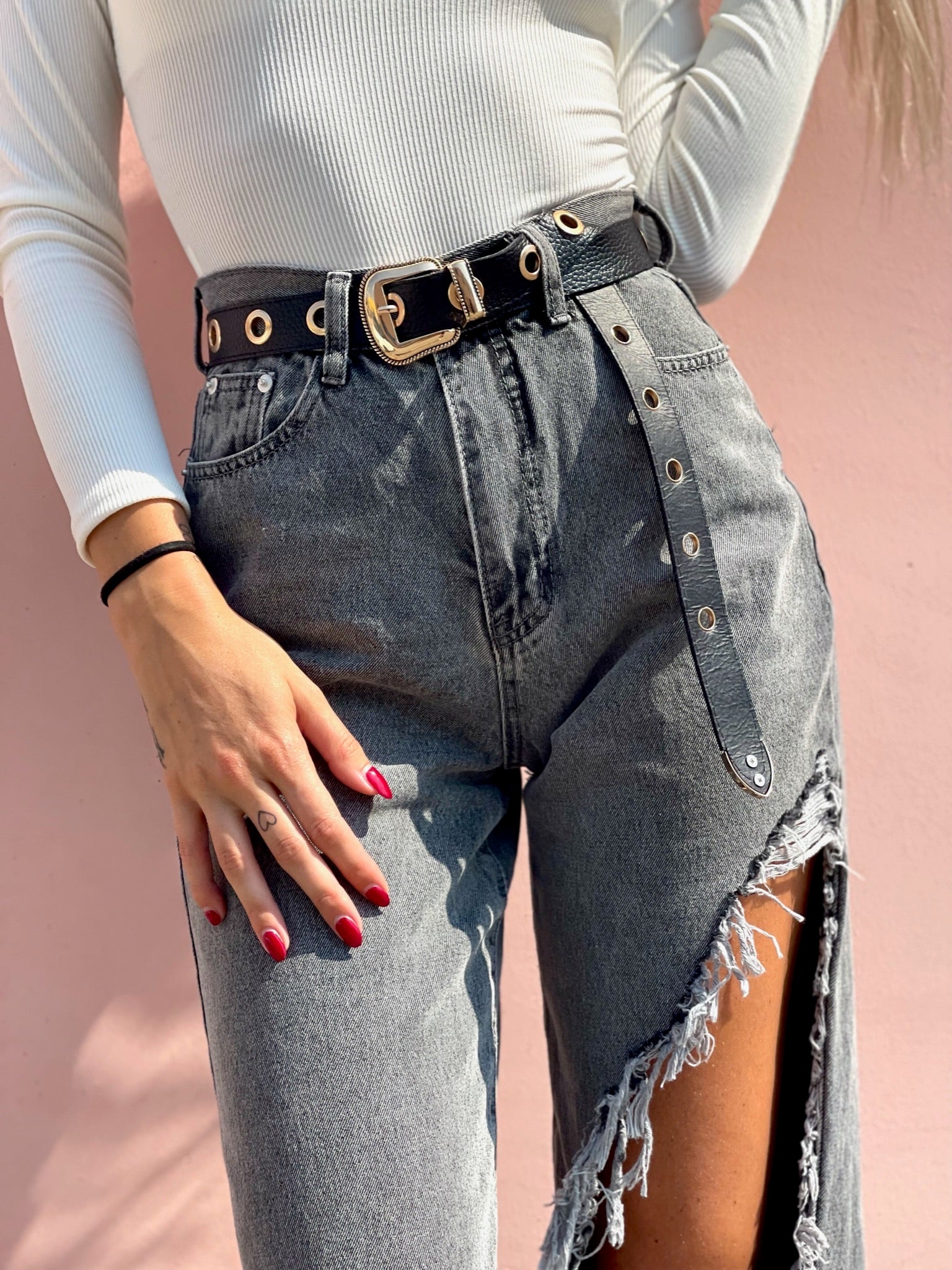 Jeans con maxi spacco grigio