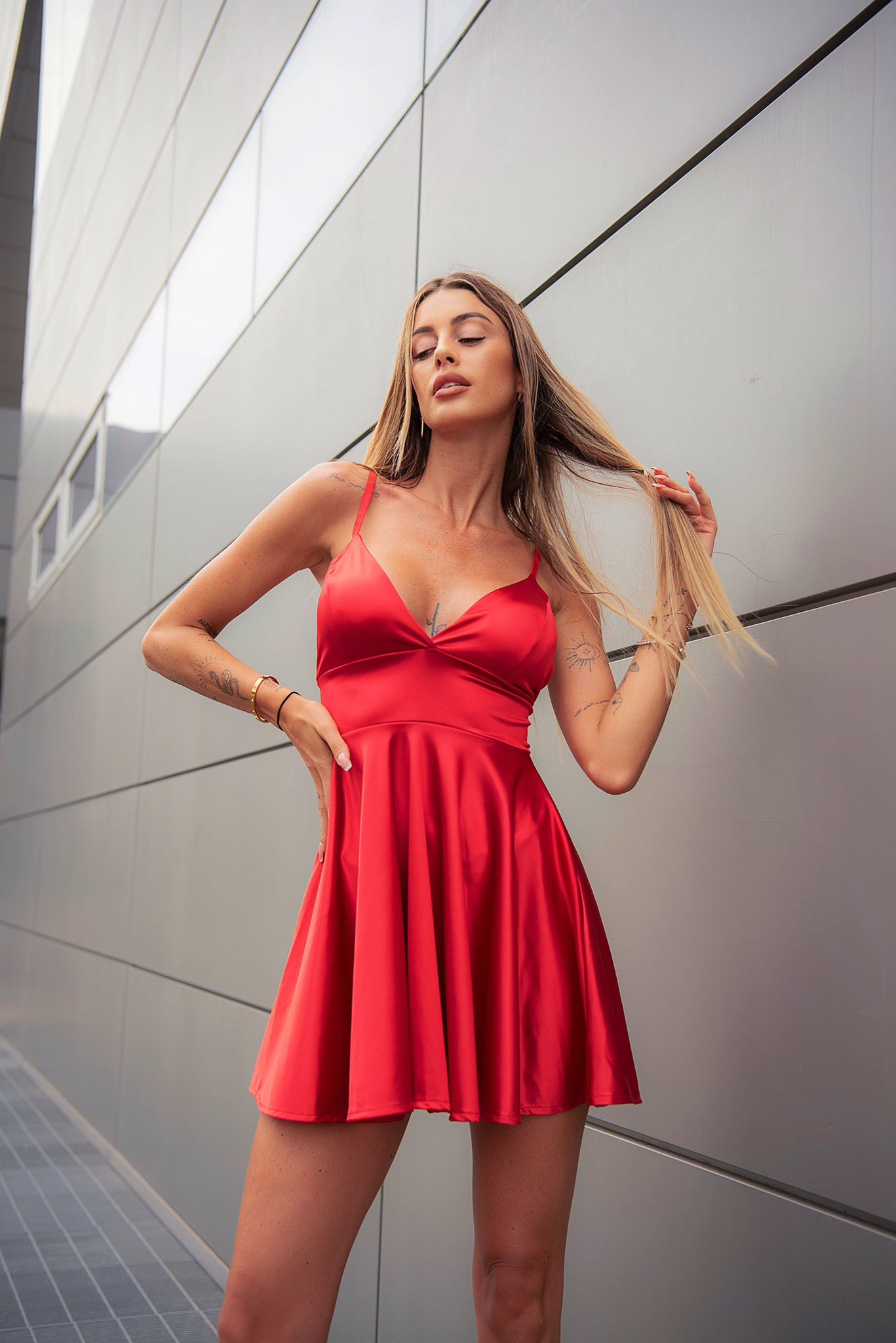 Abito in raso rosso corto