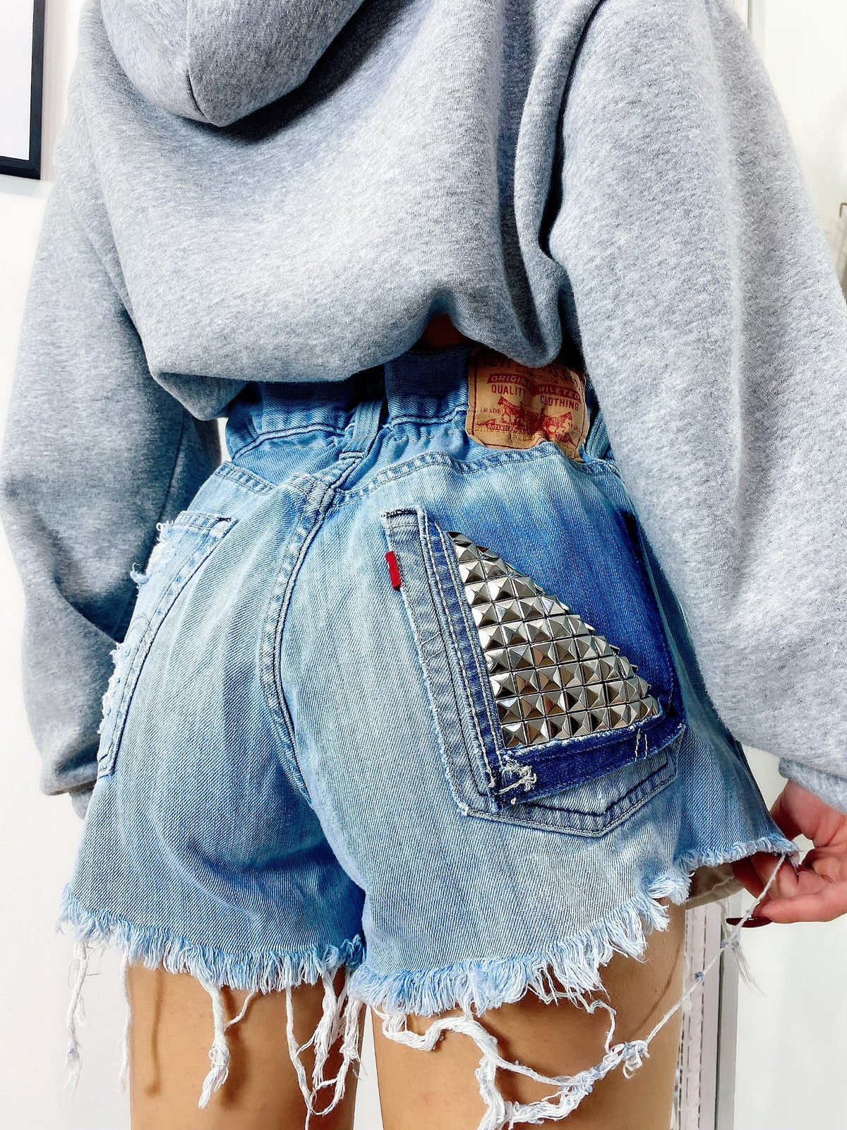 Short Levi’s Vintage bagno chiaro con borchie