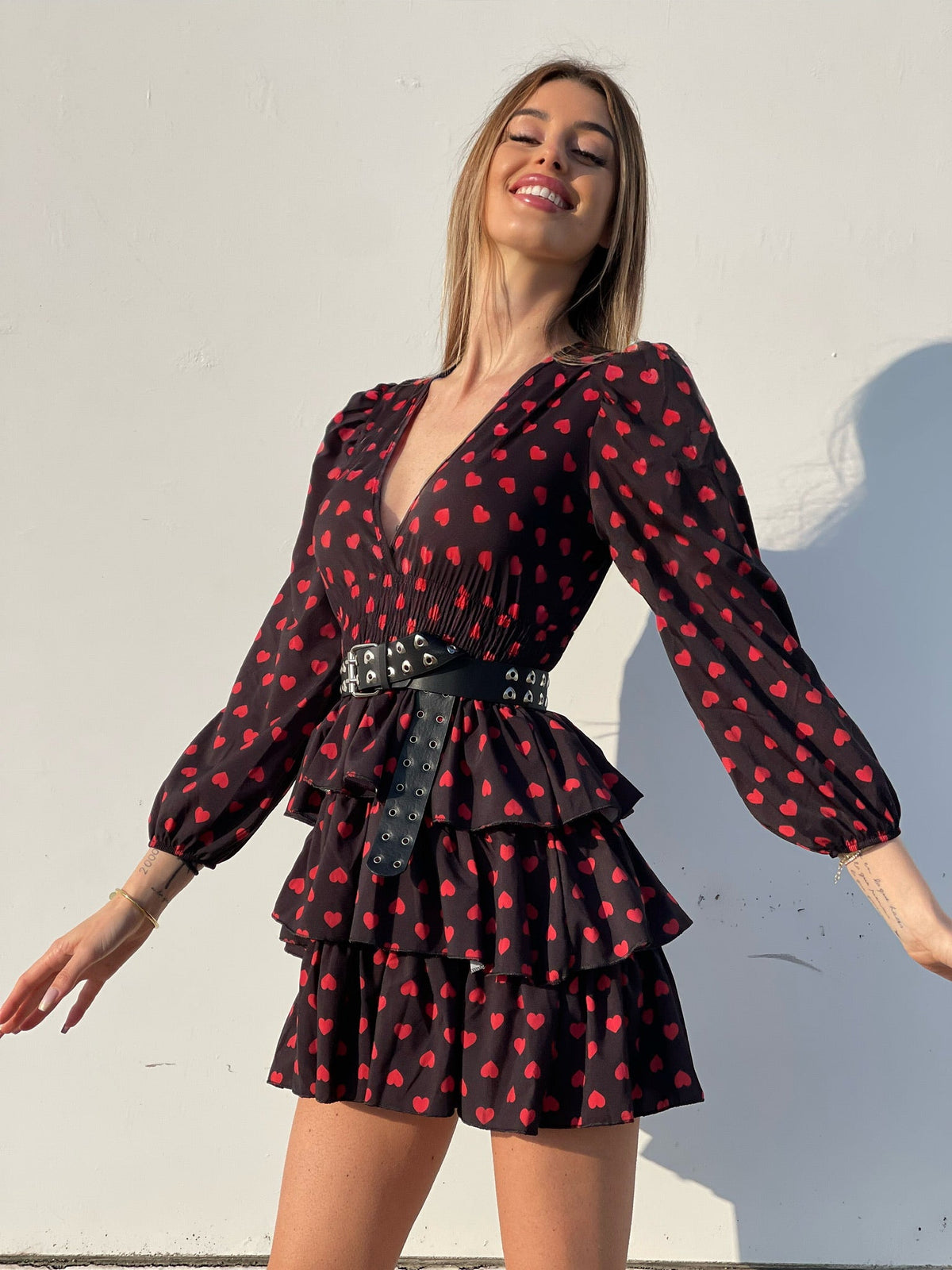 Abito nero a balze con cuori rossi